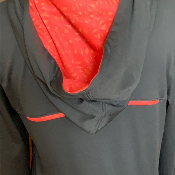 UNDER ARMOR ladies long sleeve hooded tee - Picture 6 of 7